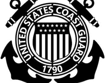 Op de afbeelding: Zwart-wit embleem van de Amerikaanse kustwacht. Het embleem toont een schild met 13 strepen en 13 sterren, een cirkel met de woorden "United States Coast Guard" en het jaar "1790", en twee ankers.