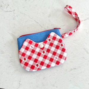 Monedero de cuadros vichy con cara de gato, tarjetero y correa para la muñeca, con cremallera y estampado de fresas, un bonito regalo para amantes de los gatos, cartera pequeña.