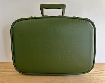 Maleta rígida vintage o bolsa de fin de semana en color verde oliva.