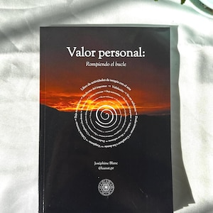 Puede incluir: Un libro de tapa blanda titulado Valor personal: Rompiendo el bucle de Joséphine Blanc. La portada negra presenta una imagen de atardecer, un gráfico de espiral blanca con texto y un pequeño icono de mandala circular abajo. Incluye @kunst.pr.