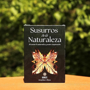 Cartas de oráculo "Susurros De La Naturaleza": una baraja de cartas que combina poemas, fotografías y afirmaciones.