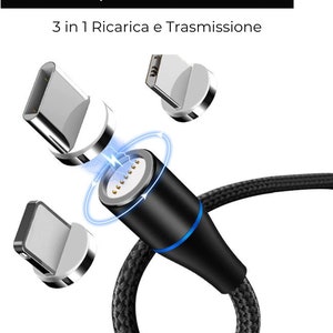 Può includere: Un cavo di ricarica magnetico nero con un accento blu e tre punte magnetiche. Il cavo è lungo 1 metro e supporta la ricarica rapida 3A. Il testo sull'immagine recita "Ricarica Rapida 3A USB da 1 Metro" e "3 in 1 Ricarica e Trasmissione".