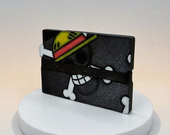 Porta carte stile, può contenere fino a 8 carte e include un elastico di ricambio