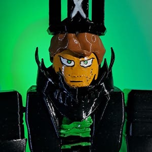 Puede incluir: Una taza de cer&aacute;mica blanca con asa negra y el texto "But First, Coffee" en negrita negra. La taza se encuentra sobre un fondo borroso, sugiriendo un ambiente acogedor.