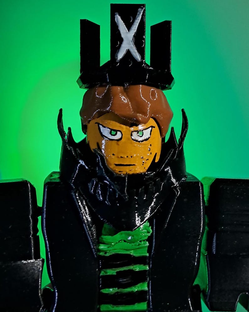 Puede incluir: Una taza de cer&aacute;mica blanca con asa negra y el texto "But First, Coffee" en negrita negra. La taza se encuentra sobre un fondo borroso, sugiriendo un ambiente acogedor.