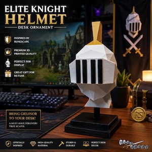 Op de afbeelding: Een wit, geometrisch ridderhelm bureau-ornament in low-poly stijl met een gouden kam en zwarte vizierspleten, gemonteerd op een zwarte vierkante voet. De tekst ELITE KNIGHT HELMET DESK ORNAMENT is zichtbaar, samen met diverse iconen.