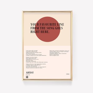 Puede incluir: Una impresión artística enmarcada con un marco dorado. La impresión presenta el texto "YOUR FAVOURITE LINE FROM THE SONG GOES RIGHT HERE" sobre un gran círculo rojo. Debajo, hay texto adicional y las palabras "ARTIST" y "1980".