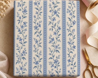 Carta da regalo floreale blu, strisce botaniche a motivo di vite su sfondo avorio, stile giardino rustico.