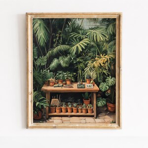 Puede incluir: Una impresión botánica enmarcada representa una exuberante escena de jardín interior. Una mesa de trabajo de madera está llena de plantas en macetas y herramientas de jardinería. El fondo está lleno de varias plantas tropicales verdes.