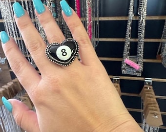 Anillo de corazón con bola 8