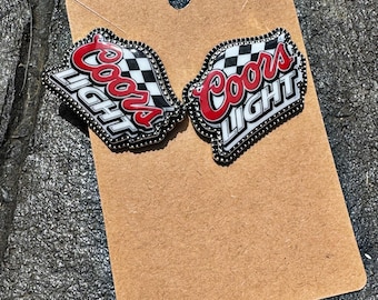 Pendientes de cerveza con bandera de carrera