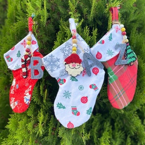 Medias navideñas bordadas personalizadas, juego de regalo familiar con letra, decoración hecha a mano con árbol de Navidad, dulces, adornos de Papá Noel