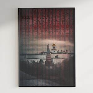 Pode incluir: Uma fotografia emoldurada de um edifício histórico com uma cúpula dourada, cercada por uma paisagem nebulosa. O fundo é um padrão digital vermelho e preto.