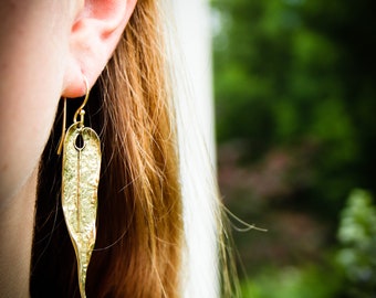 Exquisite Anthurium Dangle Earrings: Embrace Nature's Allure!