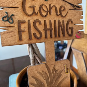Hölzernes Pflanzgefäß-Schild mit 3D-Fisch-Akzenten für Angler