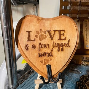 値下げしました: 彫刻された木製のペット動物のハートサイン
