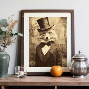 Puede incluir: Una fotografía vintage en sepia de un zorro con un sombrero de copa y una corbata de lazo, vestido con un traje. El zorro está mirando directamente a la cámara. La foto está enmarcada en un marco marrón oscuro.