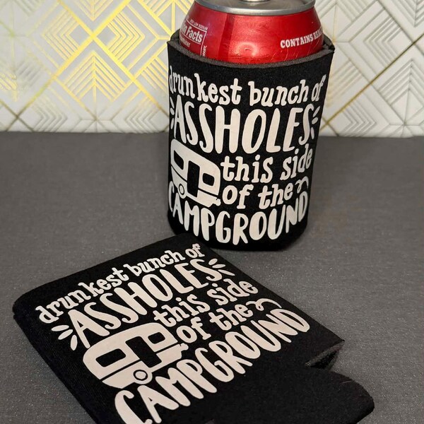 El grupo de imbéciles más borrachos de este lado del campamento. Funda para lata estándar de 355 ml.