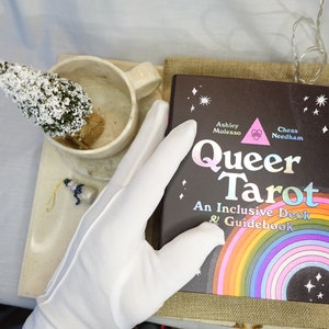 Le jeu de tarots queer avec un guide et un jeu de cartes inclus, entièrement sous licence et originaux, un jeu de tarots inclus et un guide édition collector
