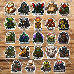 Pode incluir: Uma cole&ccedil;&atilde;o de autocolantes coloridos com v&aacute;rios designs de monstros de fantasia. Cada autocolante apresenta uma personagem &uacute;nica com nomes como "Soldier", "Serrat" e "Imp". Os autocolantes est&atilde;o numa superf&iacute;cie de madeira.