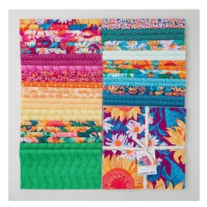 Puede incluir: Una colección de cuadrados de tela coloridos dispuestos en una cuadrícula. Las telas presentan diseños florales en tonos rosa, naranja, amarillo, azul y verde. Algunos cuadrados tienen diseños de girasoles, otros de margaritas. Ideal para acolchado y manualidades.