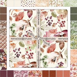 Peut inclure: Un lot de tissus avec un carré central orné d'un fond crème et d'un motif aquarelle de feuilles d'automne, de baies et de glands. Le lot est noué avec un ruban portant l'inscription "MAYWOOD STUDIO". Des carrés de tissu plus petits avec des motifs et des couleurs assortis entourent le carré central.