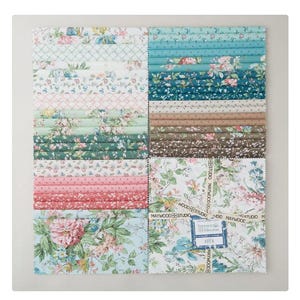 Puede incluir: Una colección de muestras de tela con varios diseños florales y estampados. La paleta de colores incluye tonos de azul, rosa, verde y marrón. La tela está dispuesta en filas ordenadas, mostrando los diferentes patrones y texturas. El texto "MAYWOOD STUDIO" es visible.