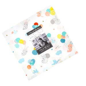 Pode incluir: Tecido branco com um padrão repetitivo de balões coloridos, nuvens e animais. O tecido é da Moda Fabrics e se chama "Up, Up and Away".