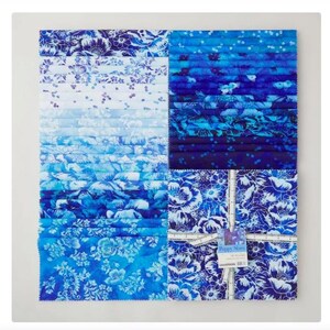 Può includere: Una collezione di quadrati di tessuto blu con motivi floreali. I tessuti variano in tonalità di blu, dal chiaro allo scuro, con diversi disegni floreali. I quadrati sono disposti ordinatamente, mostrando i diversi motivi e colori. Il tessuto è probabilmente per il quilting o l'artigianato.