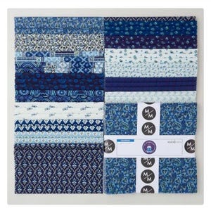 Puede incluir: Una colección de cuadrados de tela azules en varios tonos y patrones, incluyendo diseños florales, geométricos y lisos. La tela está dispuesta en filas y columnas, con una etiqueta blanca en el centro. La tela es probablemente para acolchar o manualidades.