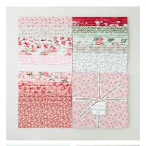 Puede incluir: Conjunto de cuadrados de tela con estampados florales en rosa, rojo y blanco. La tela está apilada y atada con una cinta que dice "Maywood Studio". Ideal para proyectos de acolchado y manualidades. Medidas en centímetros.