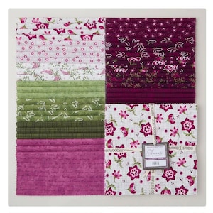 Puede incluir: Un paquete de telas precortadas con piezas cuadradas de algodón en tonos magenta, verde oliva y blanco con patrones florales, de escritura y geométricos. Una banda de papel etiquetada como Maywood Studio Aura envuelve la pila de cuadrados.