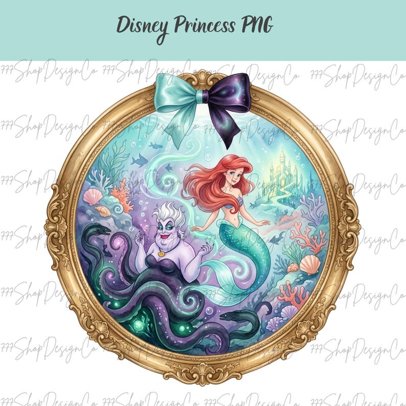 Op de afbeelding: Een digitale illustratie met Ariel en Ursula uit De Kleine Zeemeermin, omlijst in een gouden ovaal. De afbeelding bevat bovenaan de tekst "Disney Princess PNG". Bovenop het frame staat een blauwgroene en paarse strik.