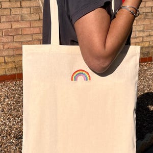 Hand bestickte Regenbogen Muster wiederverwendbare Einkaufstasche, Sommer Regenbogen Leinwand Tasche, Geburtstagsgeschenk, Frühling Geschenk für Freunde, Schule/Uni/Arbeitstasche