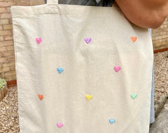 Coeur d'amour coloré pastel brodé à la main, sac fourre-tout réutilisable en toile, joli sac printanier, cadeau ou cadeau d'anniversaire, sac de travail/uni/école