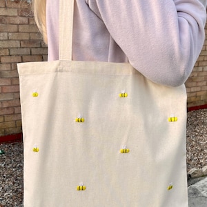 Sac fourre-tout réutilisable bourdon brodé à la main, cadeau/cadeau d'anniversaire, sac fourre-tout abeille, sac de travail/uni/école, joli sac shopping printemps-été