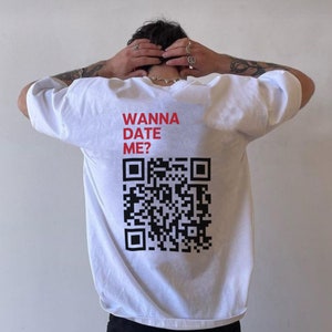 Wanna Date Me QR Code Tshirt Bild 1