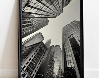 Puede incluir: Fotografía en blanco y negro de edificios altos en una ciudad, enmarcada en un marco negro.