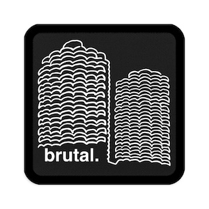 Könnte beinhalten: Schwarz-weiß gestickter Patch mit zwei stilisierten Gebäuden und dem Wort "brutal."