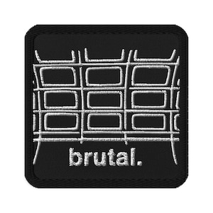 Könnte beinhalten: Schwarzer gestickter Aufnäher mit einem weißen Gitterdesign und dem Wort "brutal." in weißen Buchstaben.