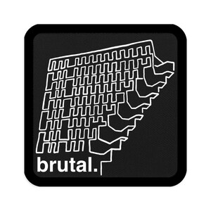 Puede incluir: Parche bordado en blanco y negro con un diseño geométrico y la palabra "brutal."