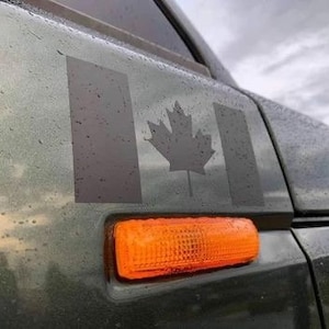 ¡PACK DE 2 POR TIEMPO LIMITADO! Calcomanía con la bandera de Canadá para auto o camioneta. ¡Varios colores disponibles!