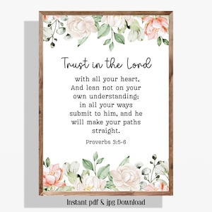 Puede incluir: Una impresión enmarcada con el texto "Trust in the Lord", rodeada por un diseño floral de flores rosas y blancas y follaje verde. La cita de Proverbios 3:5-6 se muestra en una fuente clásica. Las palabras "Instant pdf & jpg Download" están en la parte inferior.
