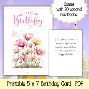 Op de afbeelding: Een printbare 5 x 7 inch verjaardagskaart met een bloemenillustratie in roze, geel en blauw en een vlinder. De tekst luidt Happy Birthday en bevat een bericht over reflectie. Wordt geleverd met 20 optionele inscripties.