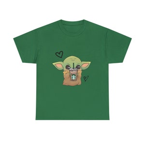 Camisa Baby Yoda, café, camisa de café Baby Yoda, camisa de Star Wars, Starbuck, regalo de amante del café, café Baby Yoda, camiseta de algodón pesado unisex Turf Green