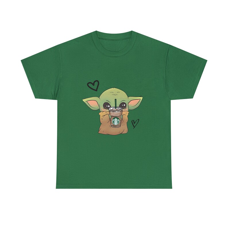 Camisa Baby Yoda, café, camisa de café Baby Yoda, camisa de Star Wars, Starbuck, regalo de amante del café, café Baby Yoda, camiseta de algodón pesado unisex Turf Green