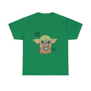 Camisa Baby Yoda, café, camisa de café Baby Yoda, camisa de Star Wars, Starbuck, regalo de amante del café, café Baby Yoda, camiseta de algodón pesado unisex Antique Irish Green