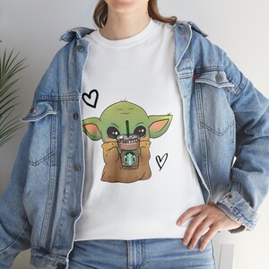Camisa Baby Yoda, café, camisa de café Baby Yoda, camisa de Star Wars, Starbuck, regalo de amante del café, café Baby Yoda, camiseta de algodón pesado unisex imagen 8