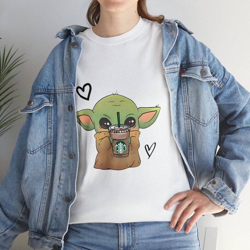 Camisa Baby Yoda, café, camisa de café Baby Yoda, camisa de Star Wars, Starbuck, regalo de amante del café, café Baby Yoda, camiseta de algodón pesado unisex imagen 8