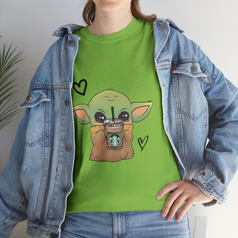 Camisa Baby Yoda, café, camisa de café Baby Yoda, camisa de Star Wars, Starbuck, regalo de amante del café, café Baby Yoda, camiseta de algodón pesado unisex imagen 3